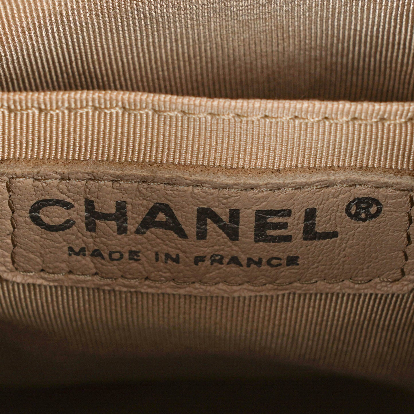 Chanel CC Chain Bucket Small Tasche aus beigem Hirschleder mit Chevron-Muster