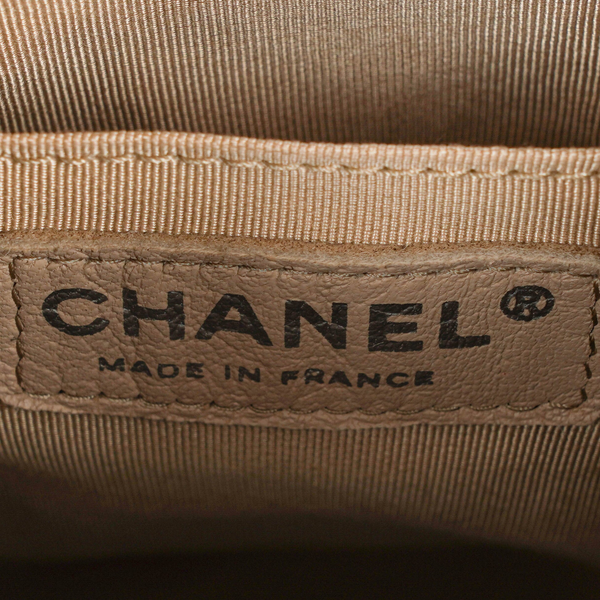 Chanel CC Chain Bucket Small Tasche aus beigem Hirschleder mit Chevron-Muster
