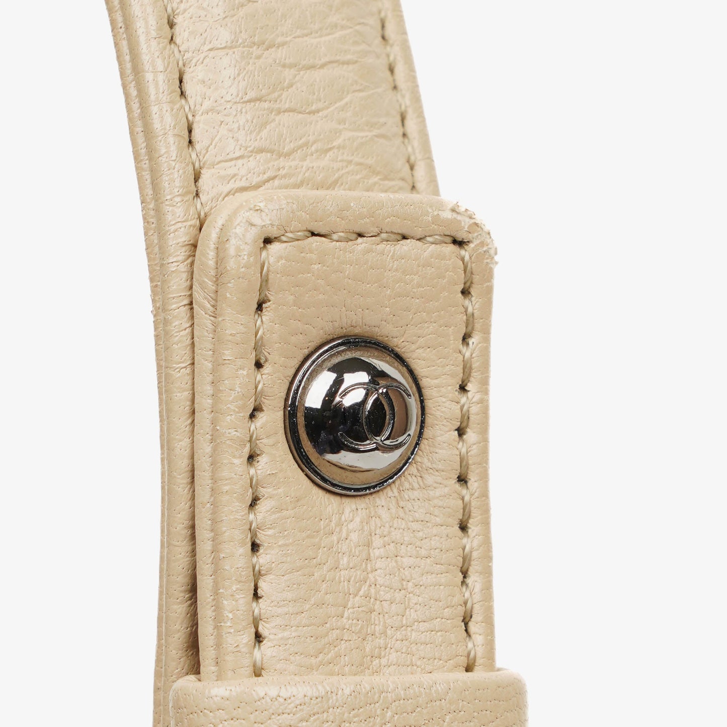 Chanel CC Chain Bucket Small Tasche aus beigem Hirschleder mit Chevron-Muster