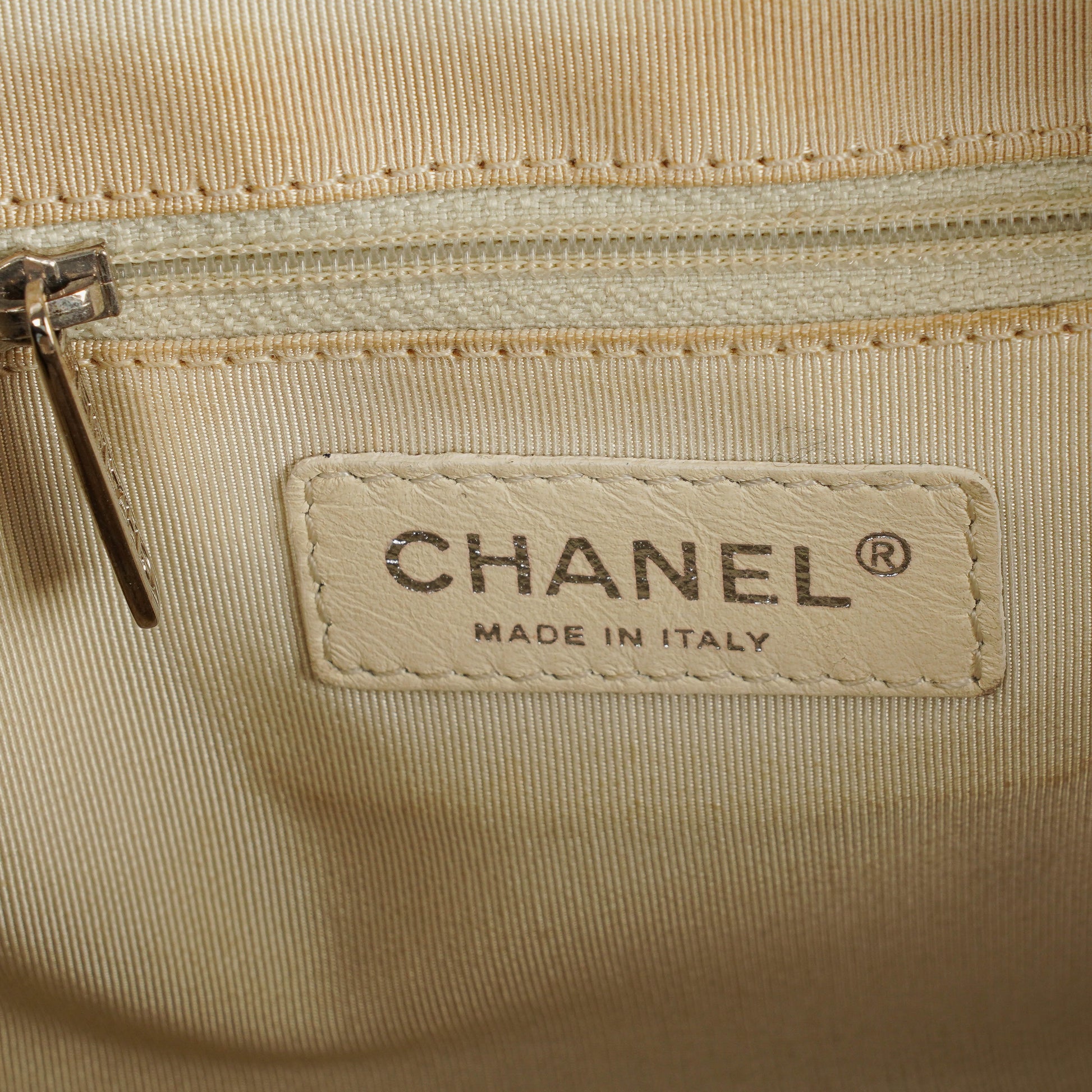 Chanel All Day Long Medium Bowling Bag aus Chevron-gestepptem Leder