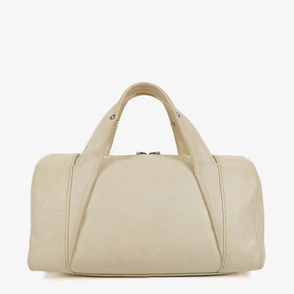 Chanel All Day Long Medium Bowling Bag aus Chevron-gestepptem Leder