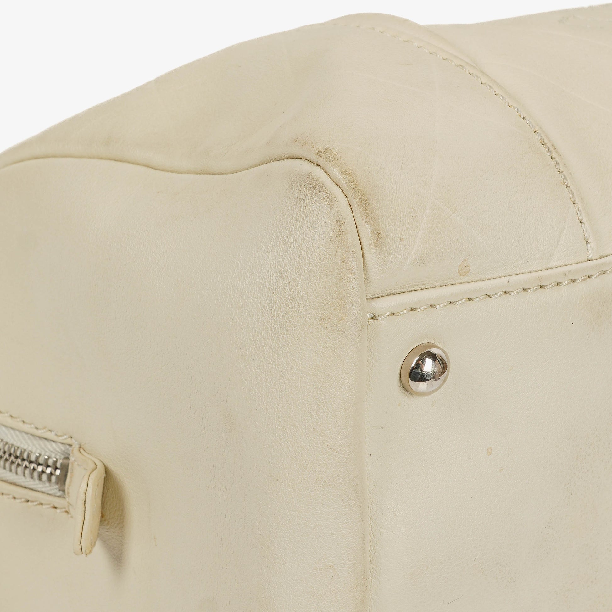 Chanel All Day Long Medium Bowling Bag aus Chevron-gestepptem Leder