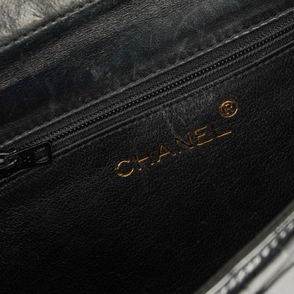 Chanel CC Multi-Chain Schultertasche aus schwarzem Lackleder
