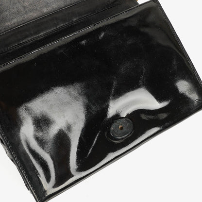 Chanel CC Multi-Chain Schultertasche aus schwarzem Lackleder