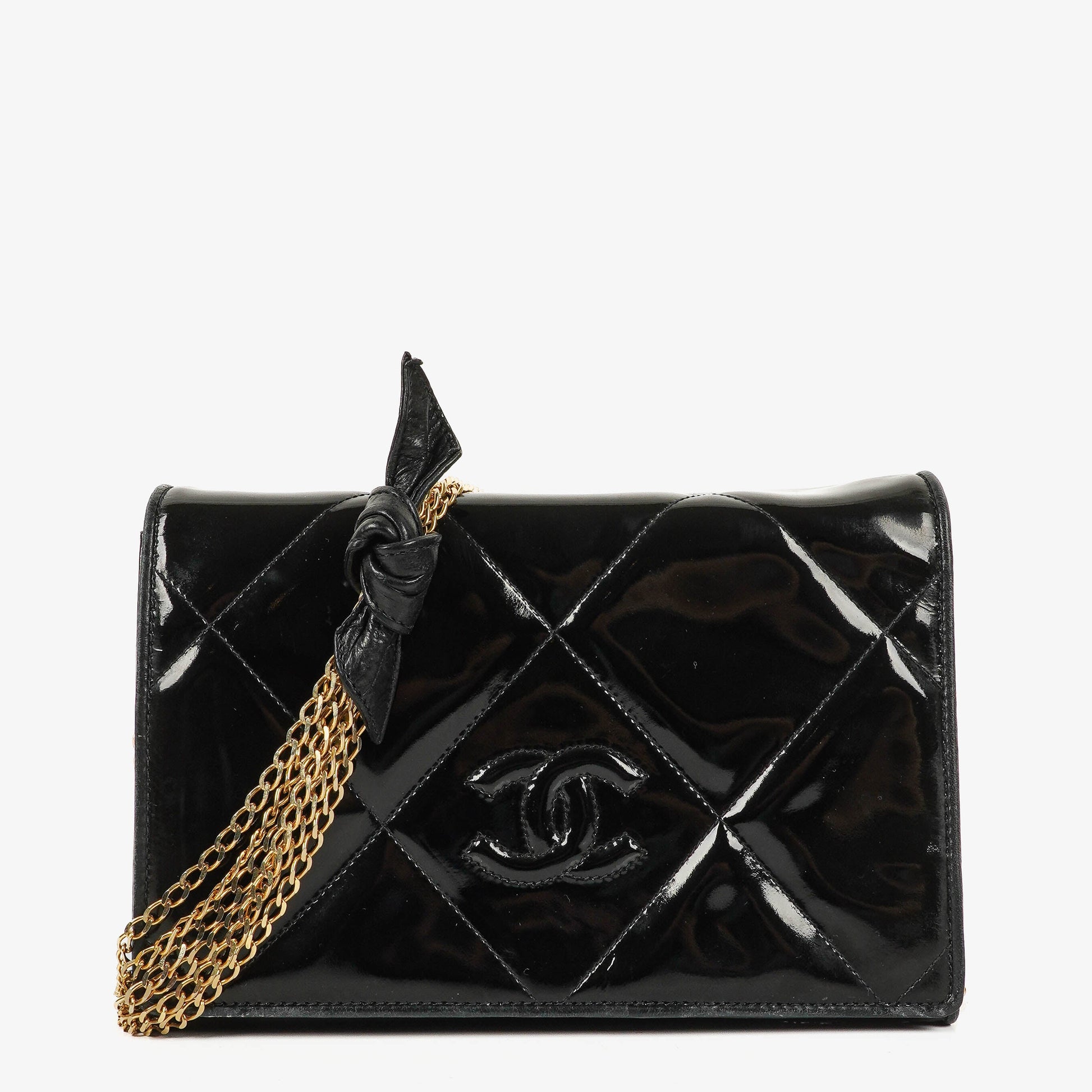 Chanel CC Multi-Chain Schultertasche aus schwarzem Lackleder