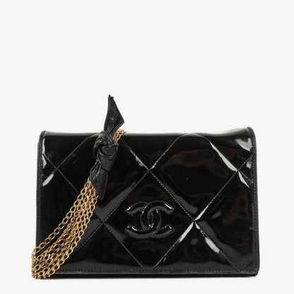 Chanel CC Multi-Chain Schultertasche aus schwarzem Lackleder