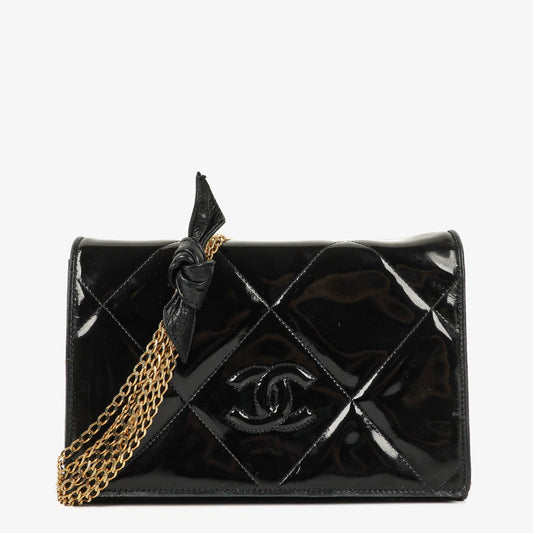 Chanel CC Multi-Chain Schultertasche aus schwarzem Lackleder