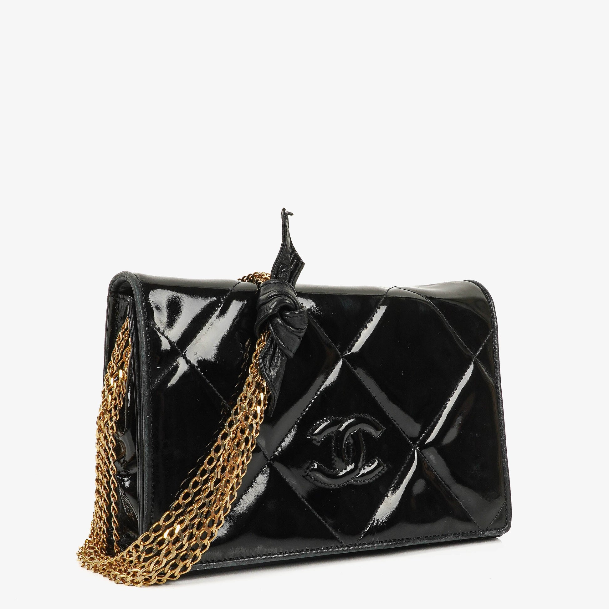 Chanel CC Multi-Chain Schultertasche aus schwarzem Lackleder