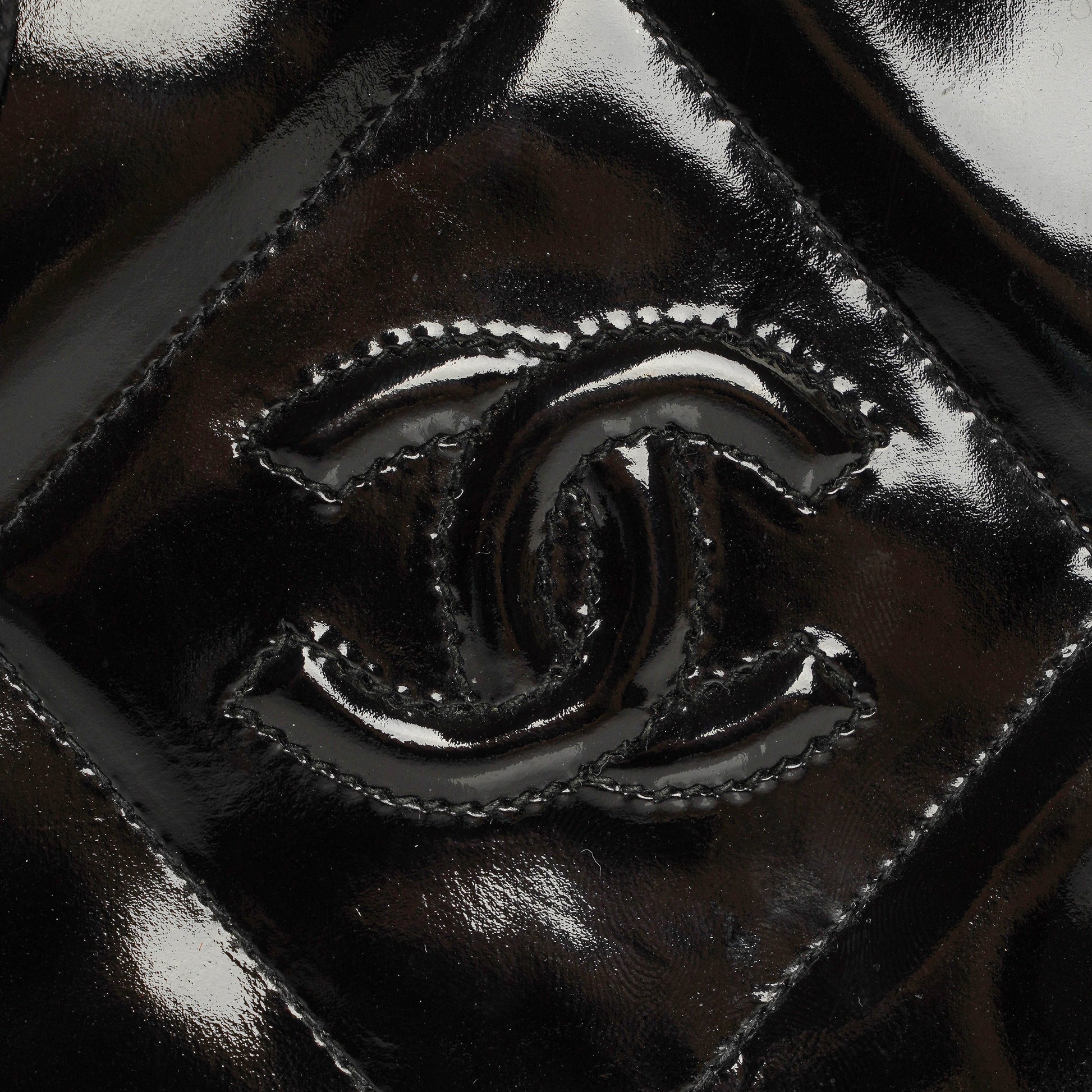 Chanel CC Multi-Chain Schultertasche aus schwarzem Lackleder