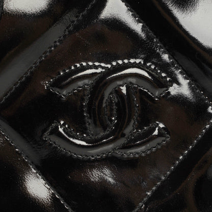 Chanel CC Multi-Chain Schultertasche aus schwarzem Lackleder