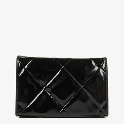 Chanel CC Multi-Chain Schultertasche aus schwarzem Lackleder