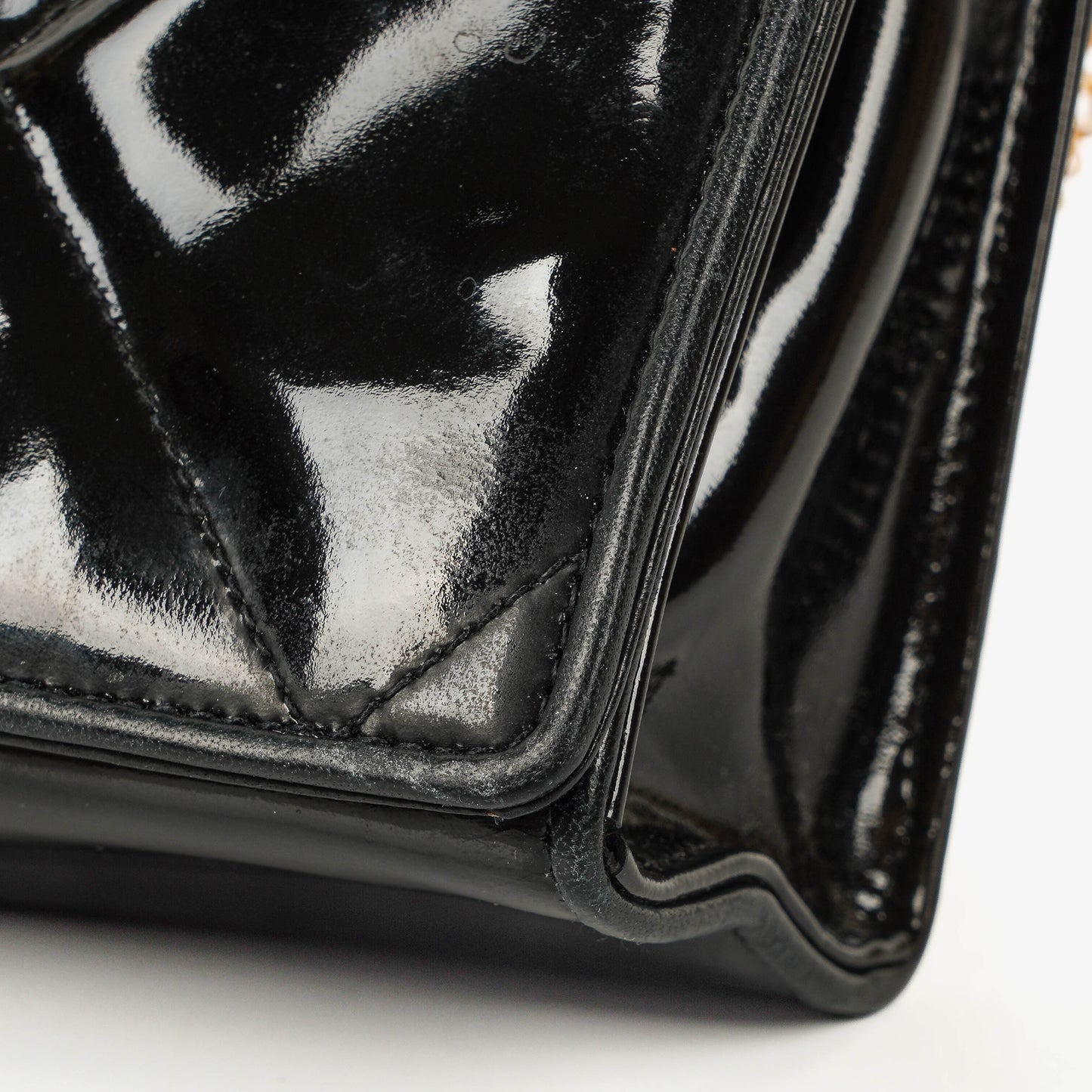 Chanel CC Multi-Chain Schultertasche aus schwarzem Lackleder