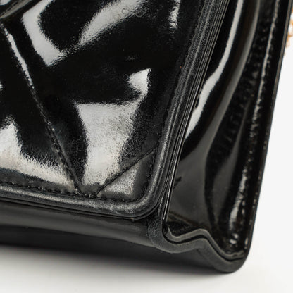 Chanel CC Multi-Chain Schultertasche aus schwarzem Lackleder