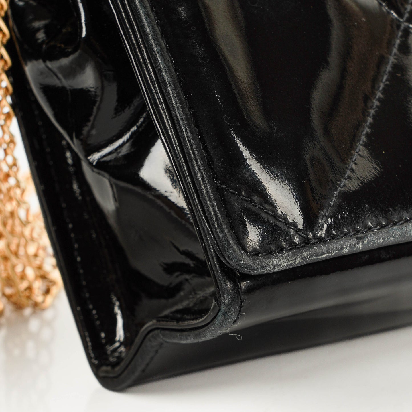 Chanel CC Multi-Chain Schultertasche aus schwarzem Lackleder