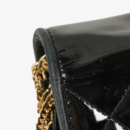 Chanel CC Multi-Chain Schultertasche aus schwarzem Lackleder