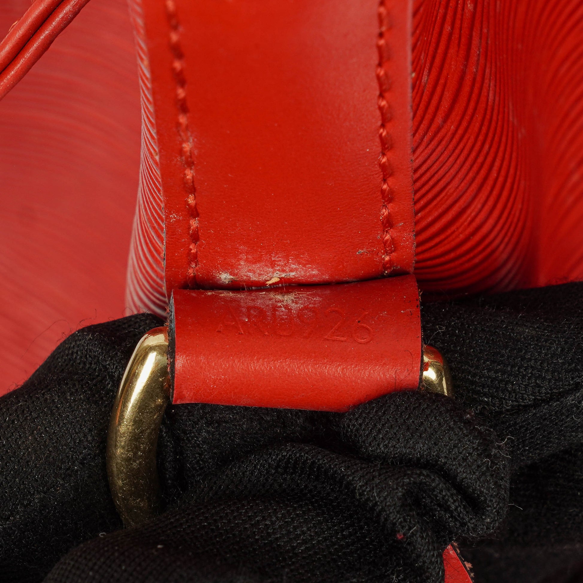 Louis Vuitton Petit Noe Schultertasche aus rotem EPI Leder