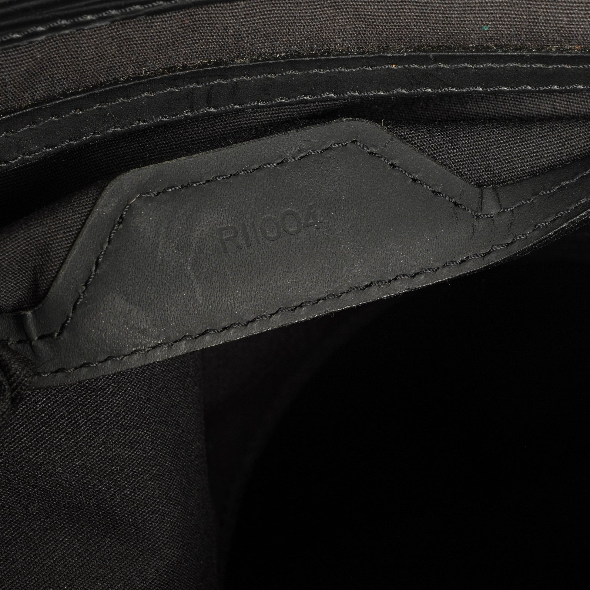 Louis Vuitton Sac Plat Tasche aus schwarzem Epi-Leder