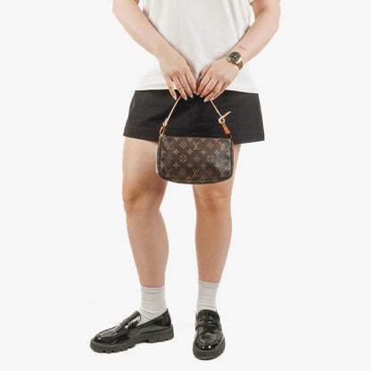Louis Vuitton Pochette Accessoires Clutch aus Monogram Canvas