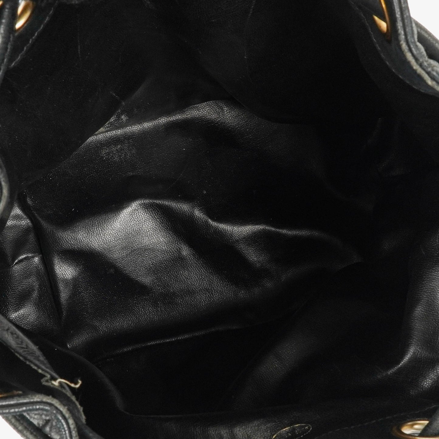 Chanel Bucket Bag aus schwarzem gestepptem Leder