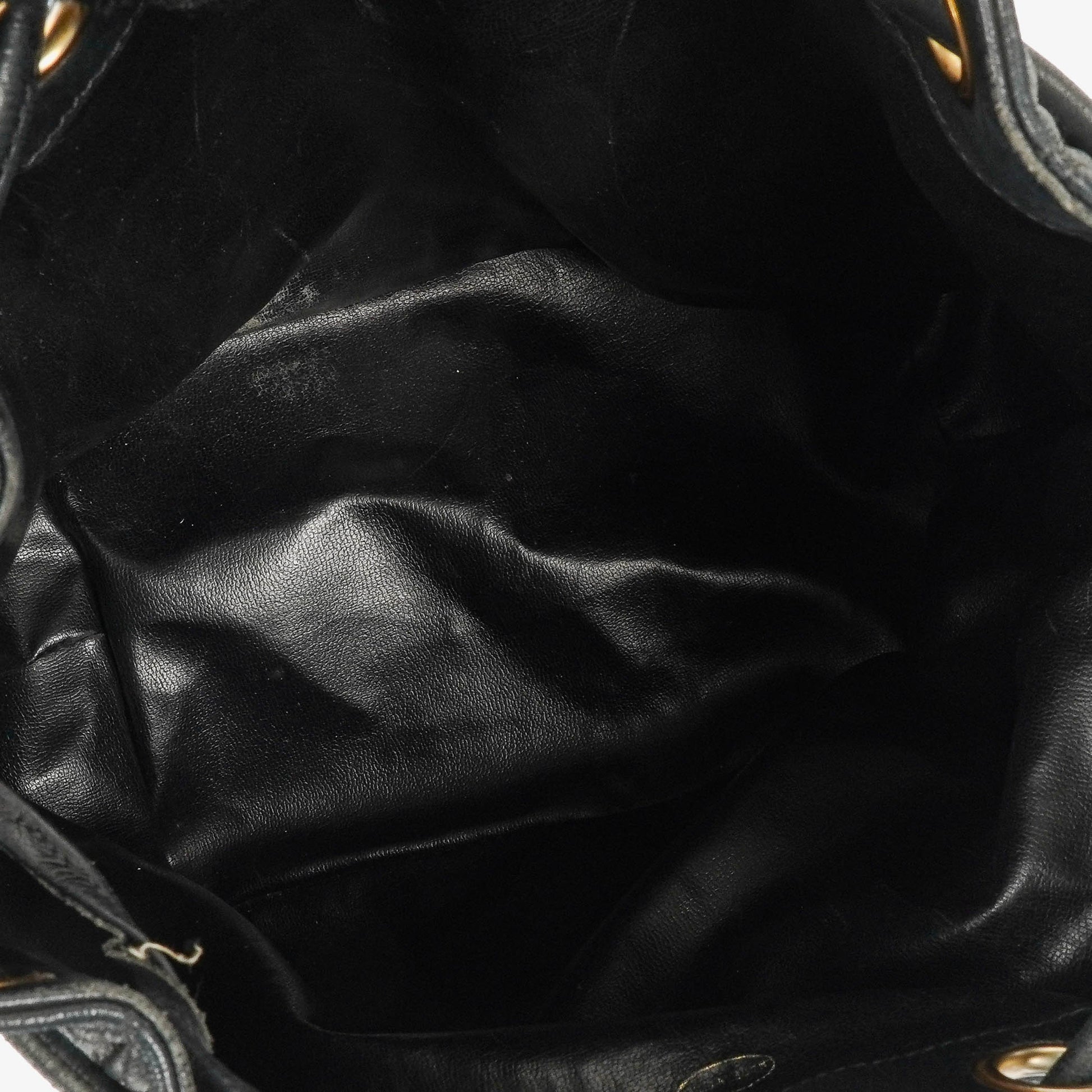 Chanel Bucket Bag aus schwarzem gestepptem Leder