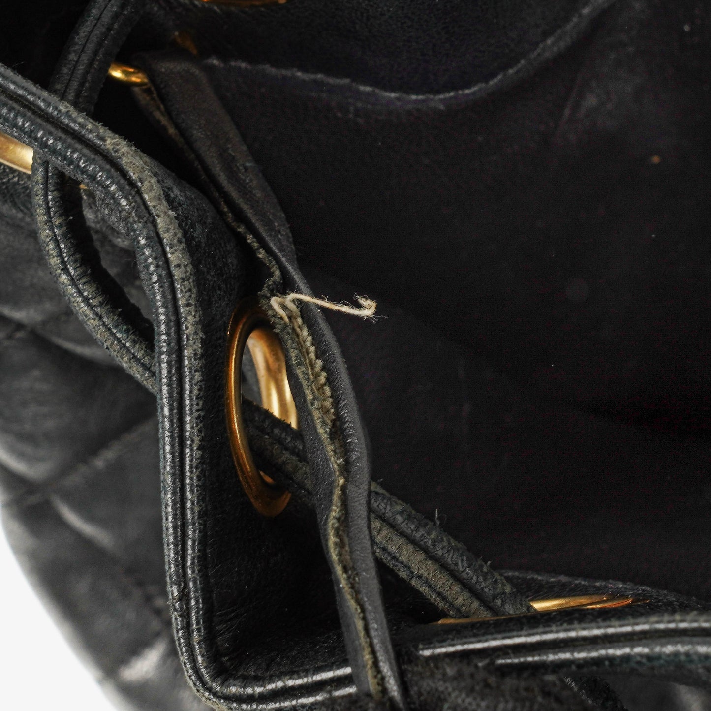 Chanel Bucket Bag aus schwarzem gestepptem Leder