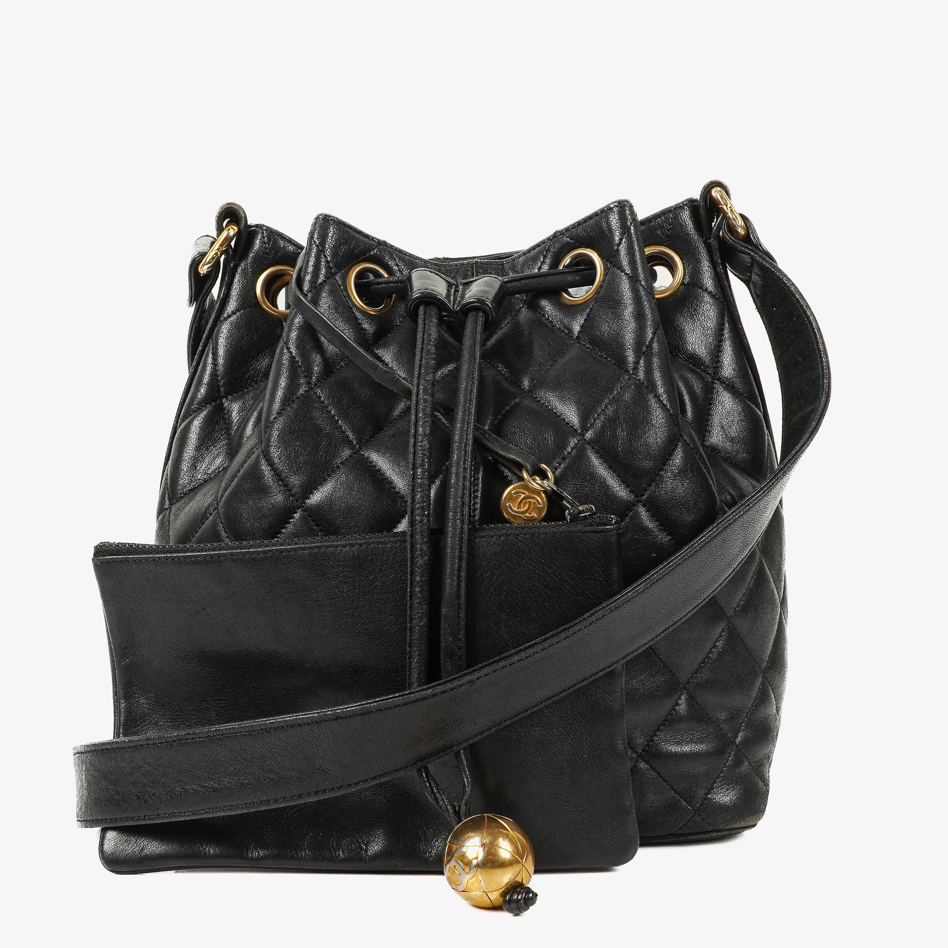 Chanel Bucket Bag aus schwarzem gestepptem Leder