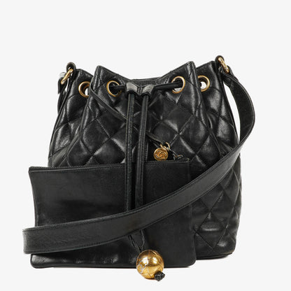 Chanel Bucket Bag aus schwarzem gestepptem Leder