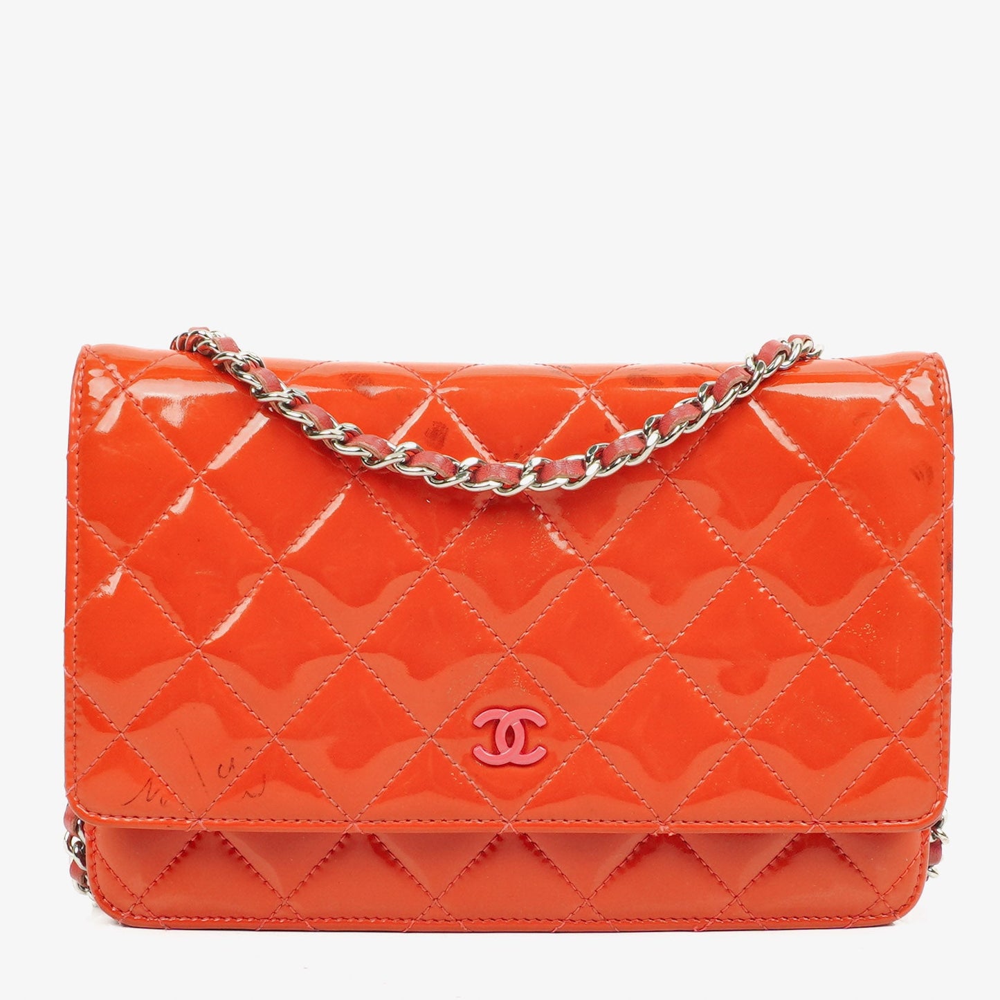 CHANEL Wallet on Chain WOC aus orangefarbenem gestepptem Lackleder mit pinkem CC-Logo und silberfarbenen Beschlägen