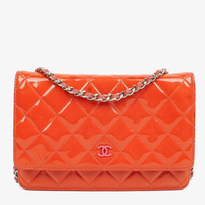 CHANEL Wallet on Chain WOC aus orangefarbenem gestepptem Lackleder mit pinkem CC-Logo und silberfarbenen Beschlägen