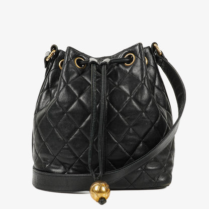 Chanel Bucket Bag aus schwarzem gestepptem Leder