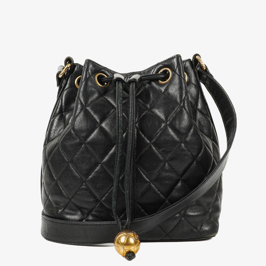 Chanel Bucket Bag aus schwarzem gestepptem Leder