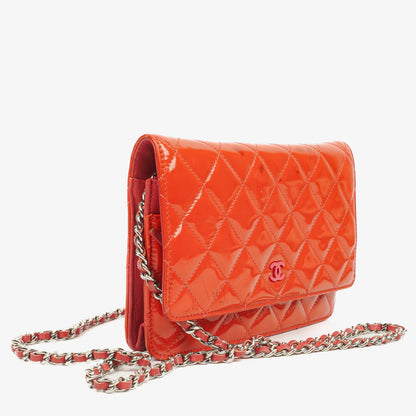 CHANEL Wallet on Chain WOC aus orangefarbenem gestepptem Lackleder mit pinkem CC-Logo und silberfarbenen Beschlägen
