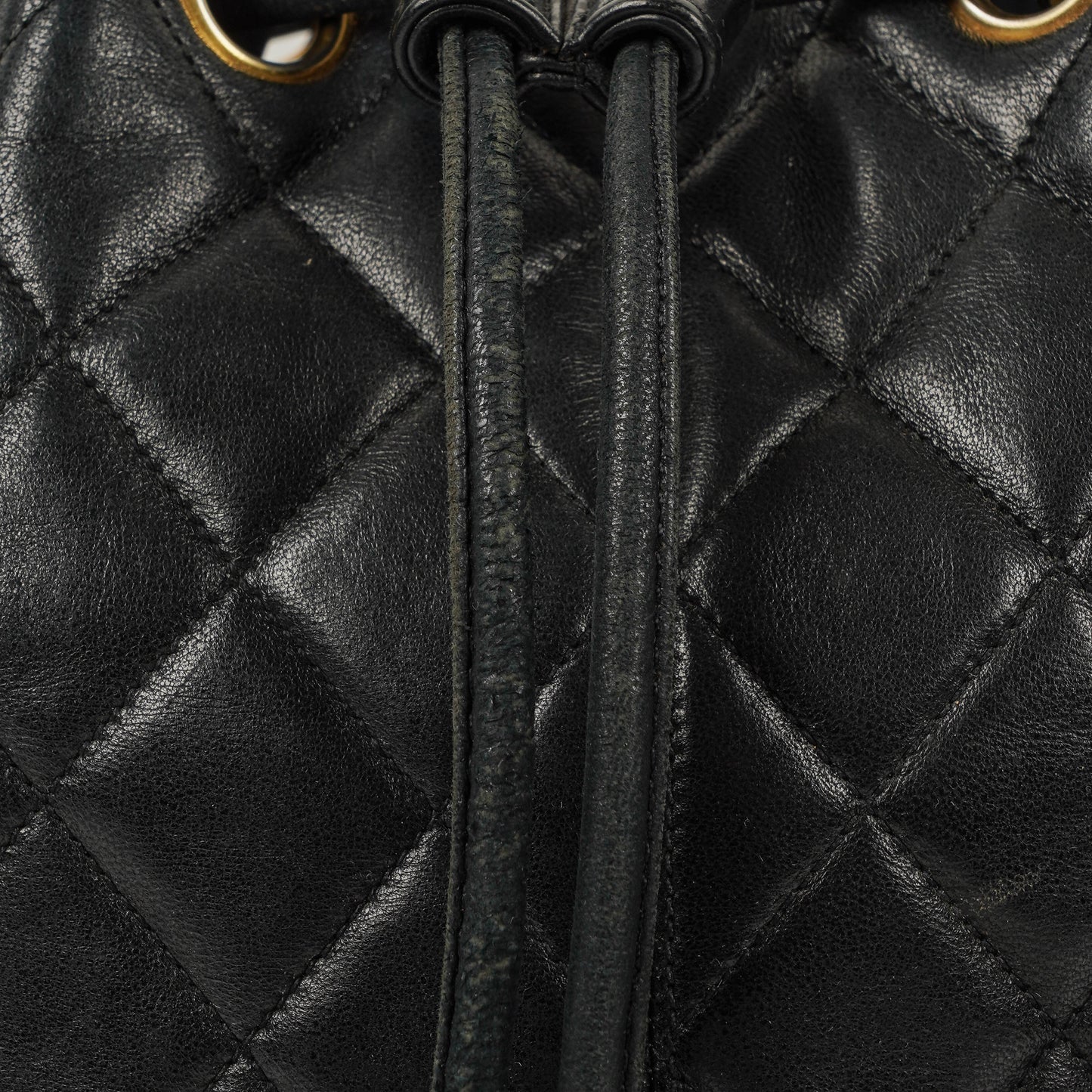 Chanel Bucket Bag aus schwarzem gestepptem Leder
