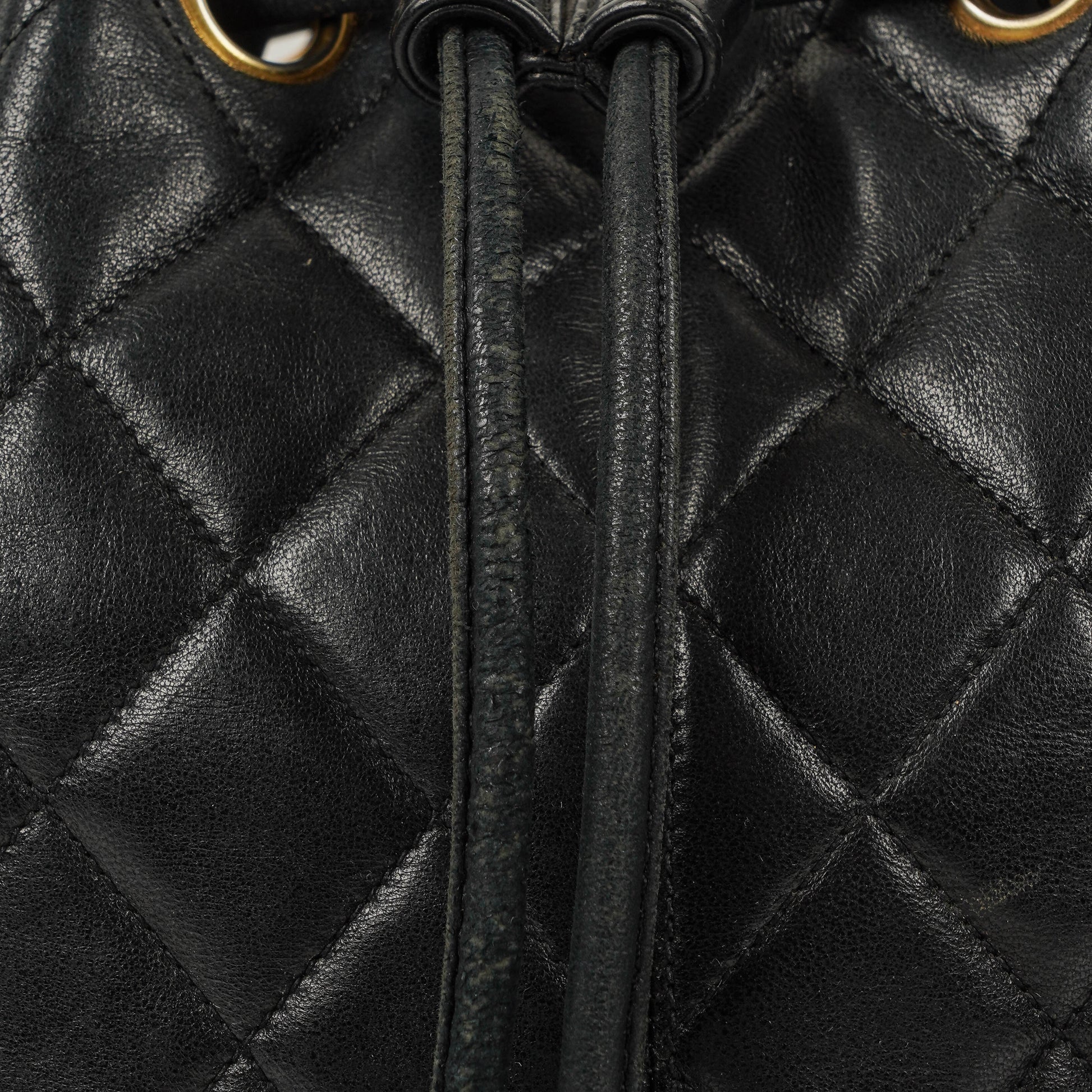 Chanel Bucket Bag aus schwarzem gestepptem Leder