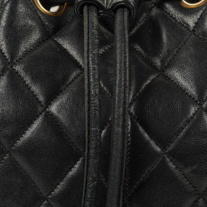 Chanel Bucket Bag aus schwarzem gestepptem Leder
