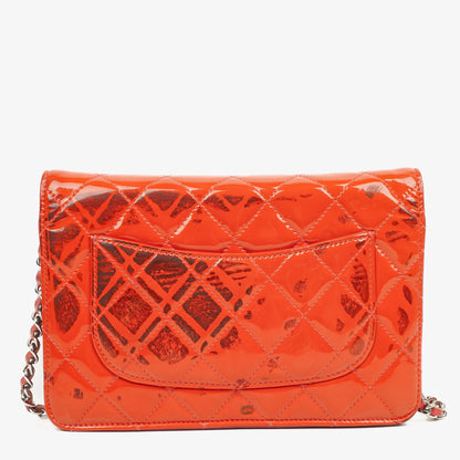 CHANEL Wallet on Chain WOC aus orangefarbenem gestepptem Lackleder mit pinkem CC-Logo und silberfarbenen Beschlägen