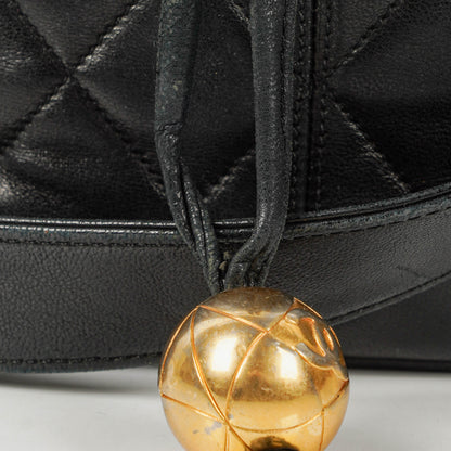 Chanel Bucket Bag aus schwarzem gestepptem Leder