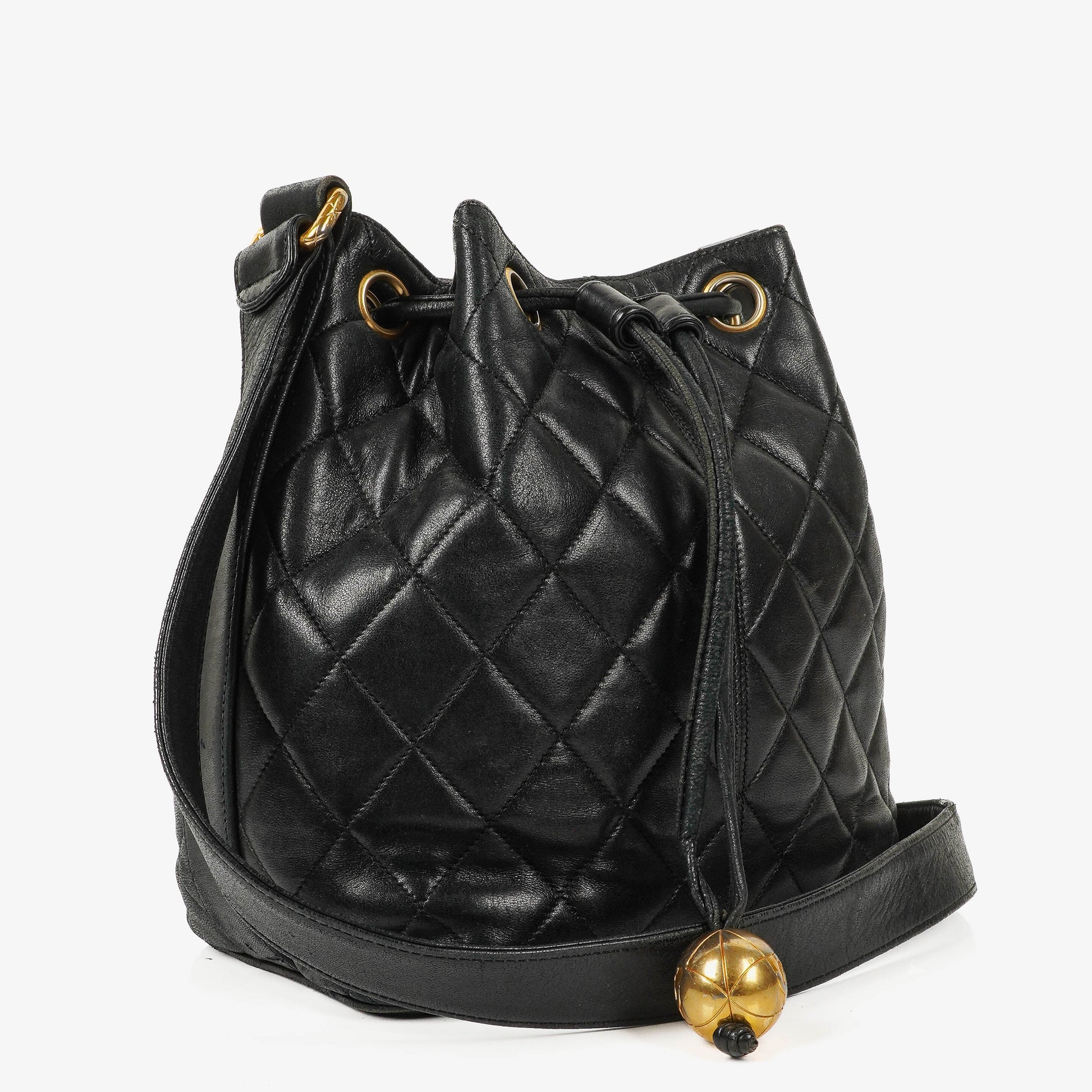Chanel Bucket Bag aus schwarzem gestepptem Leder