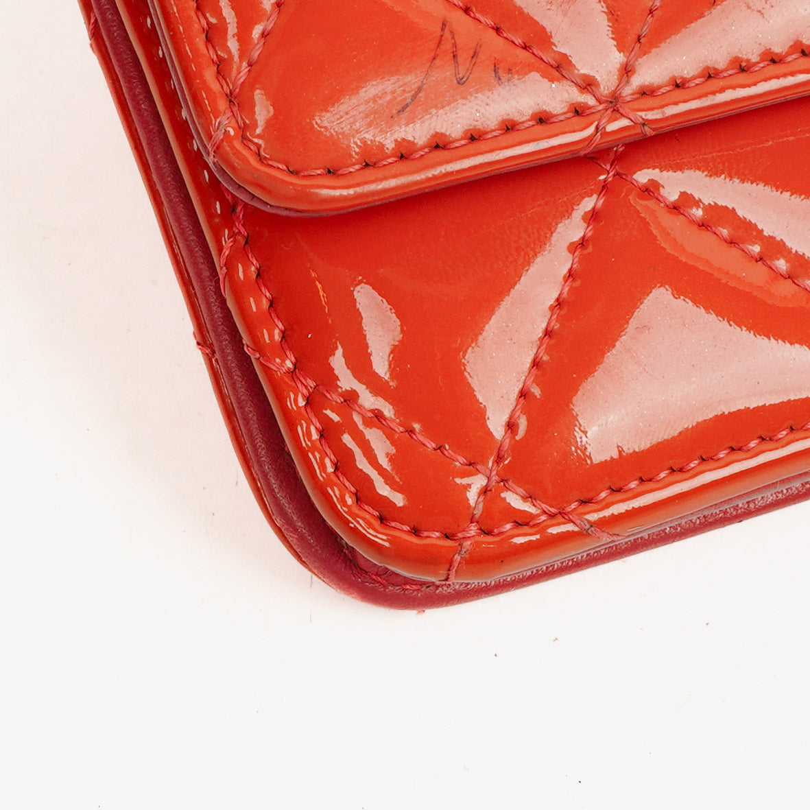 CHANEL Wallet on Chain WOC aus orangefarbenem gestepptem Lackleder mit pinkem CC-Logo und silberfarbenen Beschlägen