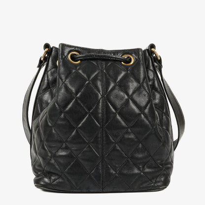 Chanel Bucket Bag aus schwarzem gestepptem Leder