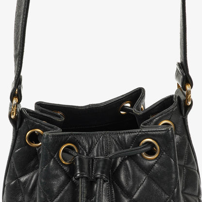 Chanel Bucket Bag aus schwarzem gestepptem Leder