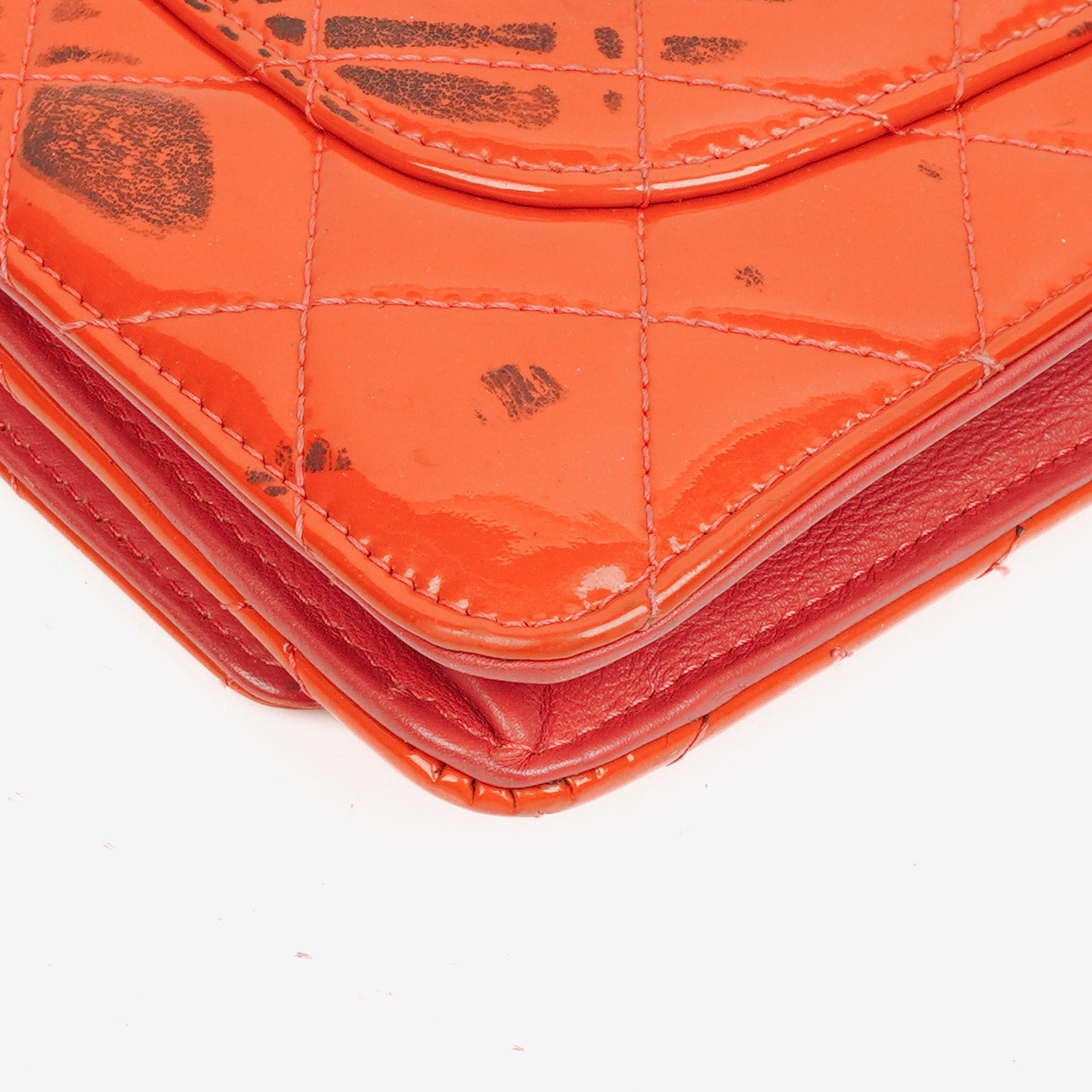 CHANEL Wallet on Chain WOC aus orangefarbenem gestepptem Lackleder mit pinkem CC-Logo und silberfarbenen Beschlägen