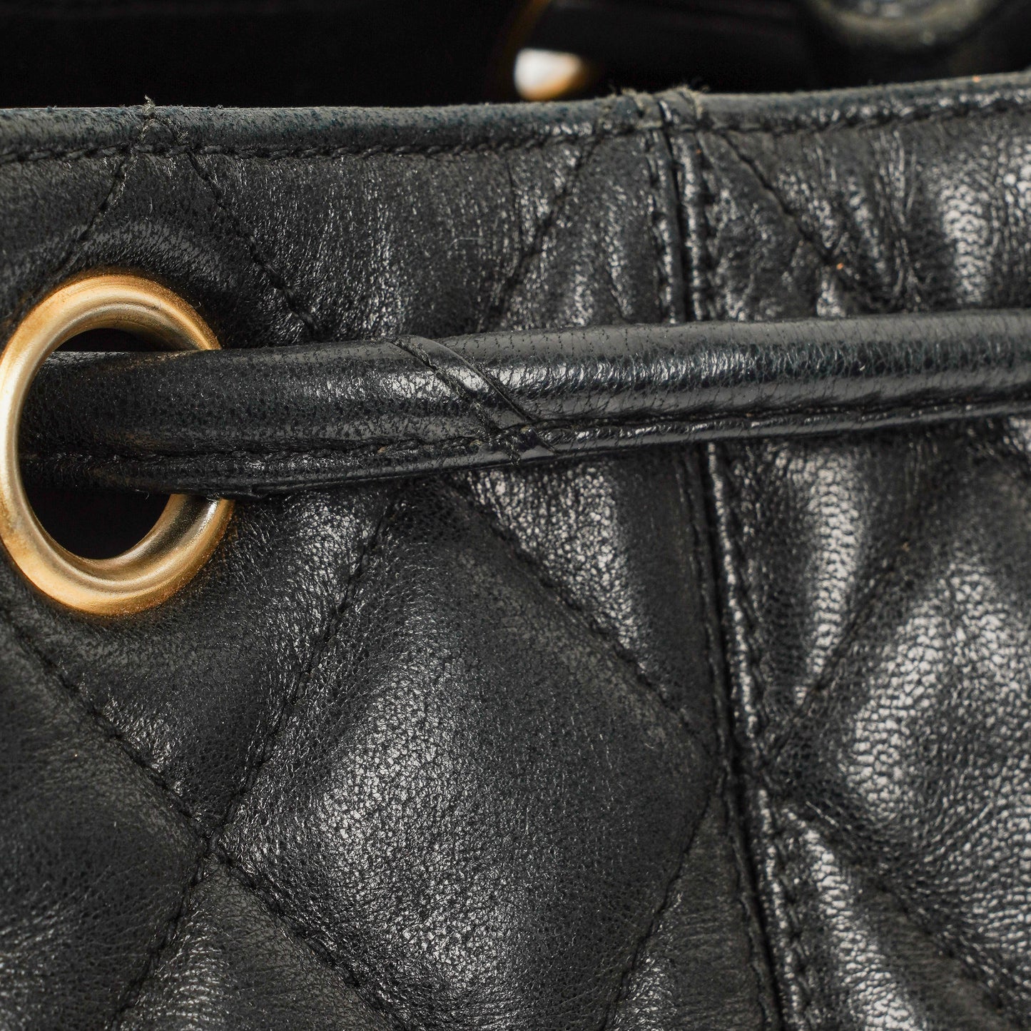 Chanel Bucket Bag aus schwarzem gestepptem Leder