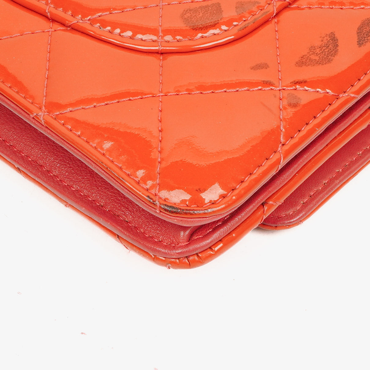 CHANEL Wallet on Chain WOC aus orangefarbenem gestepptem Lackleder mit pinkem CC-Logo und silberfarbenen Beschlägen