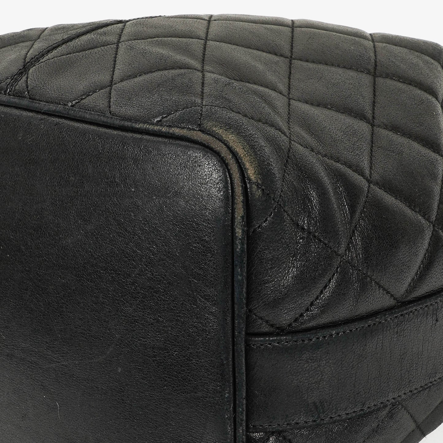 Chanel Bucket Bag aus schwarzem gestepptem Leder