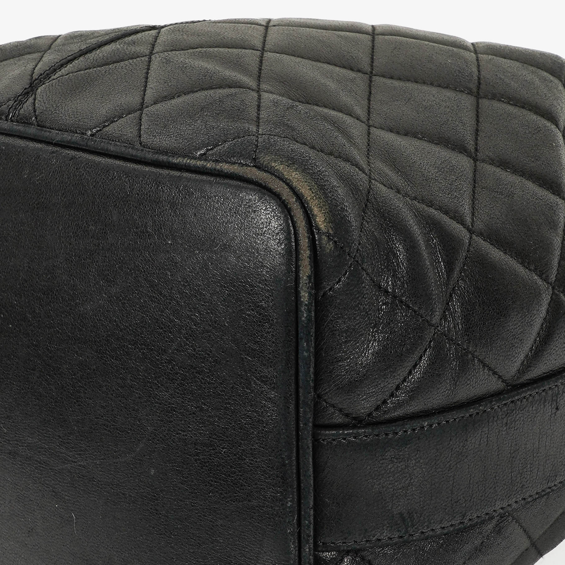 Chanel Bucket Bag aus schwarzem gestepptem Leder