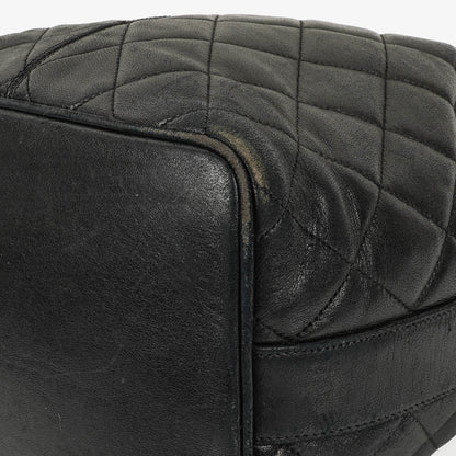 Chanel Bucket Bag aus schwarzem gestepptem Leder
