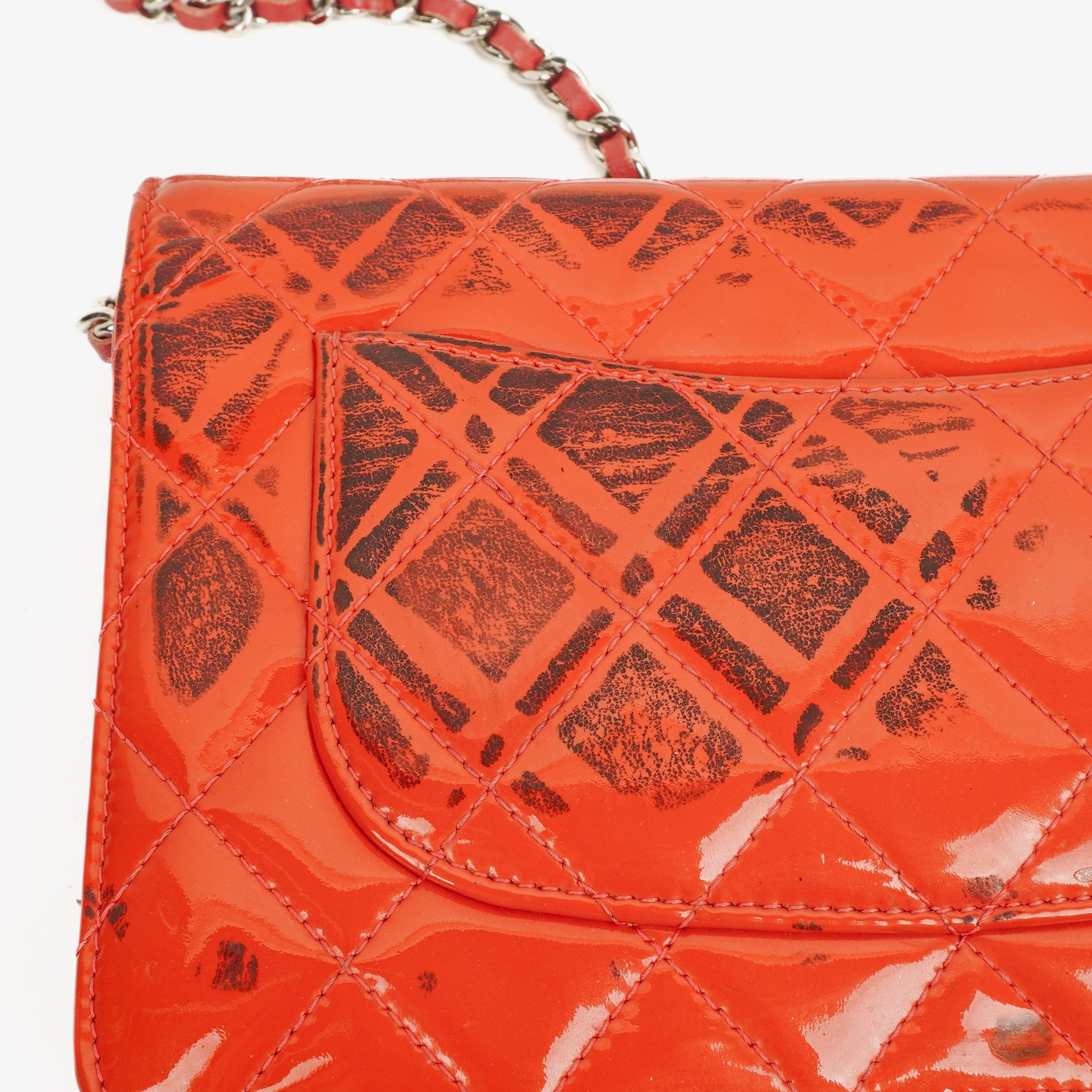 CHANEL Wallet on Chain WOC aus orangefarbenem gestepptem Lackleder mit pinkem CC-Logo und silberfarbenen Beschlägen