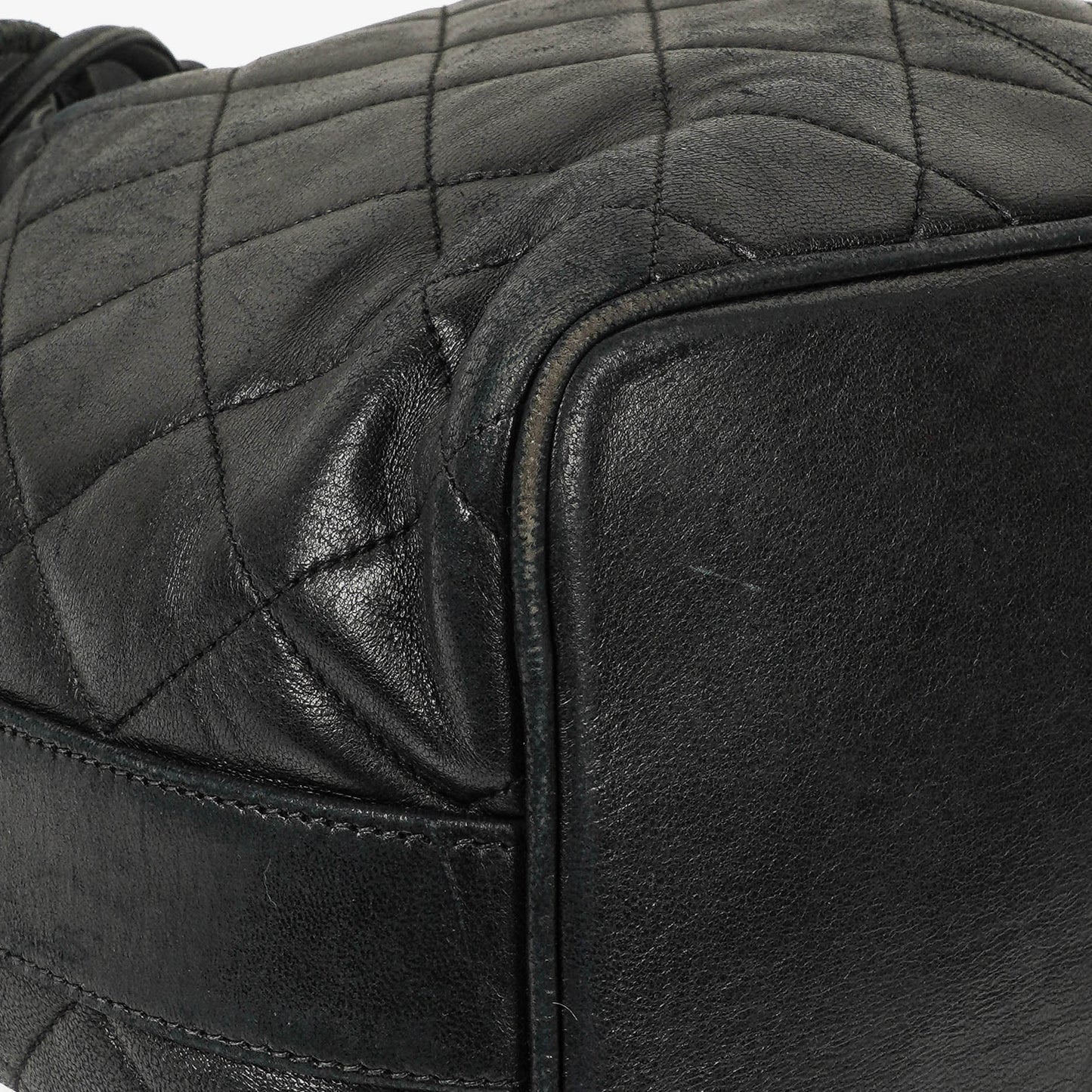Chanel Bucket Bag aus schwarzem gestepptem Leder