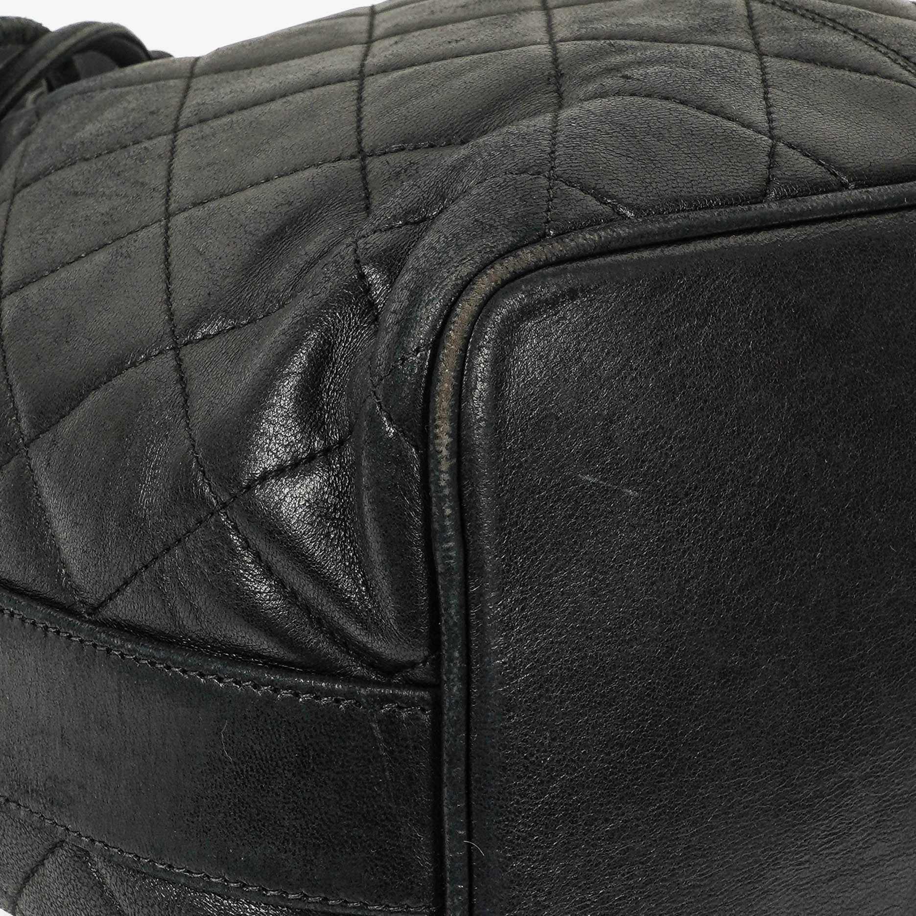 Chanel Bucket Bag aus schwarzem gestepptem Leder